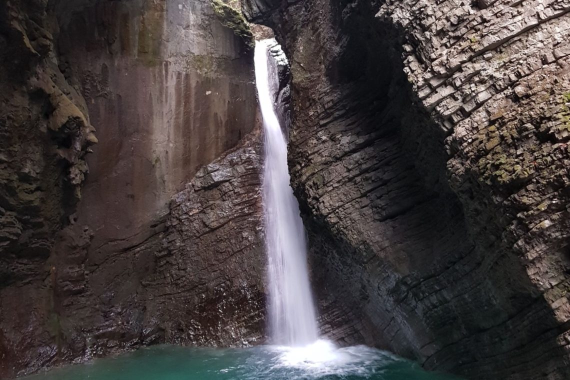Mladi Španec obtičal pod slapom Kozjak, rešil ga je lokalni kajakaš